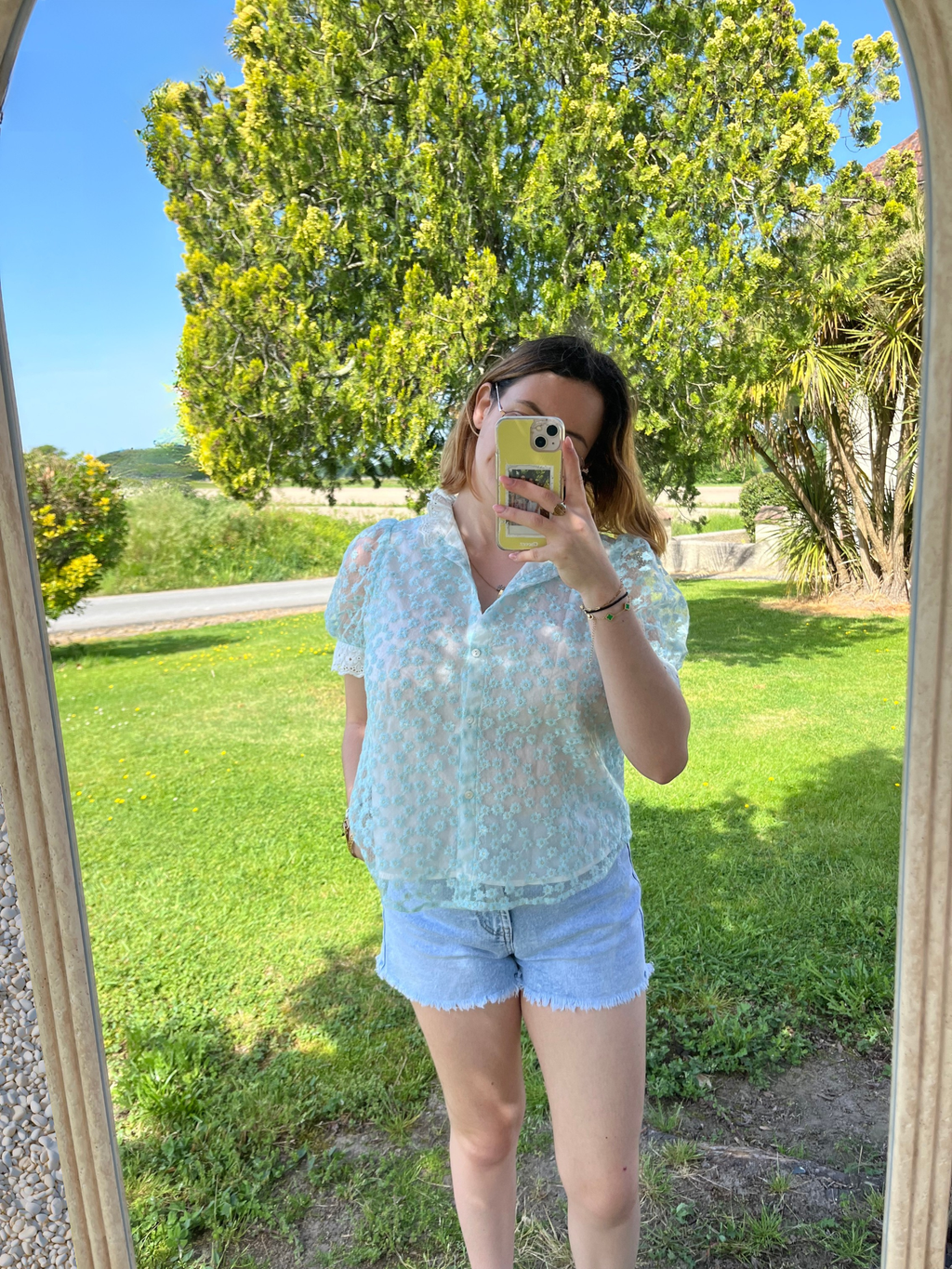 T-shirt col dentelle bleu ciel nacré