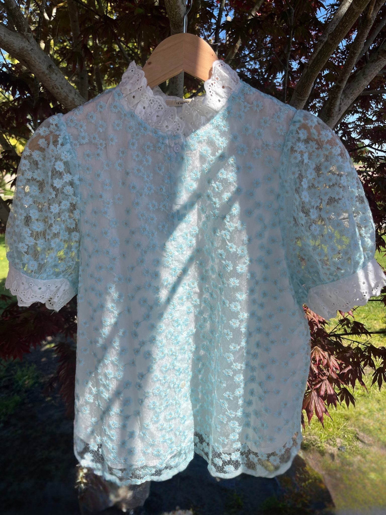 T-shirt col dentelle bleu ciel nacré