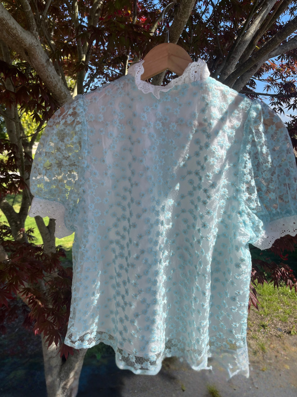 T-shirt col dentelle bleu ciel nacré