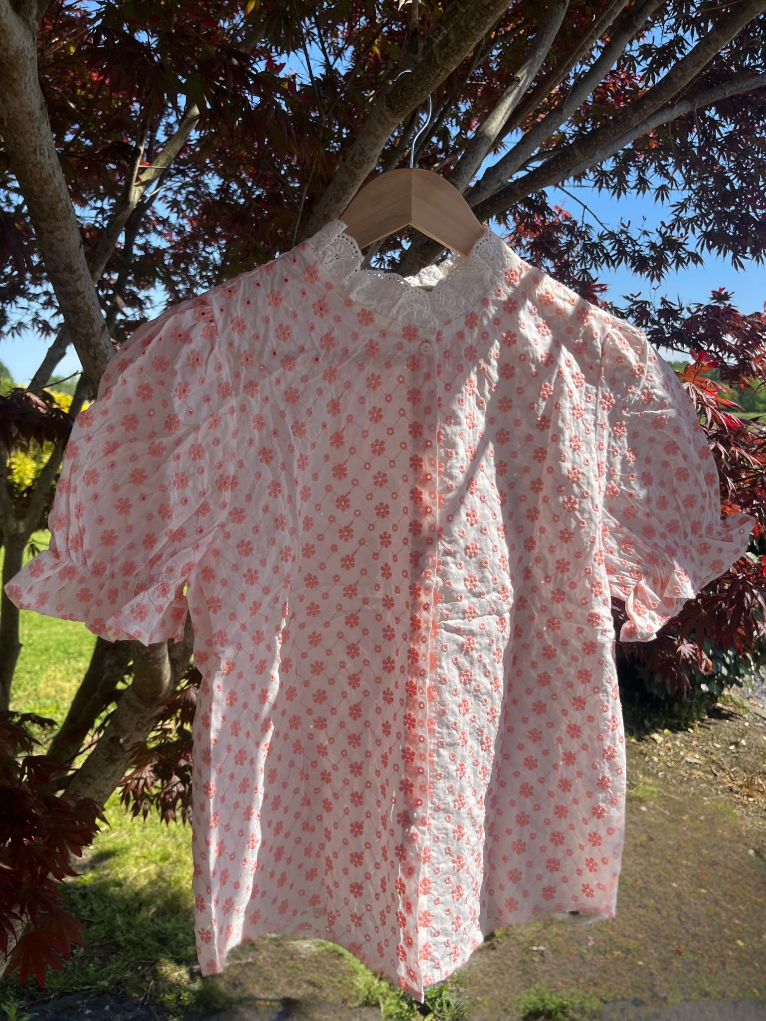 T-shirt rose toile brodée ajourée
