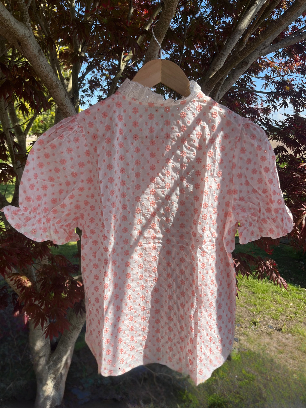 T-shirt rose toile brodée ajourée